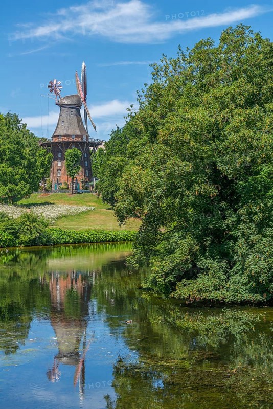 MÃ¼hle am Wall or HerdentorsmÃ¼hle, type gallery mill with wind direction tracking, water reflection, restaurant and café, single monument, Bremen ramparts, formerly part of the city fortifications with rampart and moat, today park, history, Bremen, Germany