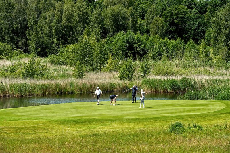 Golfers on the putting green of the golf course at the Golfhotel Balmer See Hotel-Golf-Spa, Balm, Island Usedom, Mecklenburg-Vorpommern, Germany