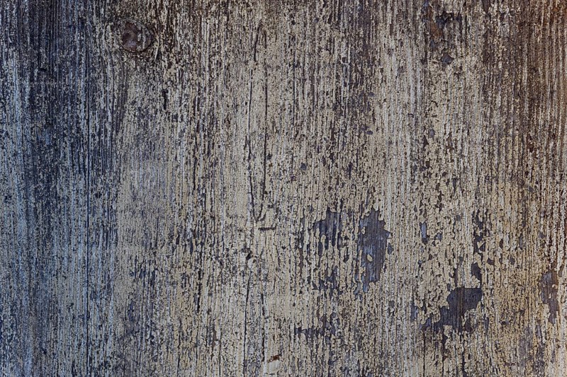 Een verouderen houten muur met afbladderende verf en een unieke textuur. De ruimte straalt een rustieke charme uit die de aandacht trekt. Bas Rhin, Alsace, France