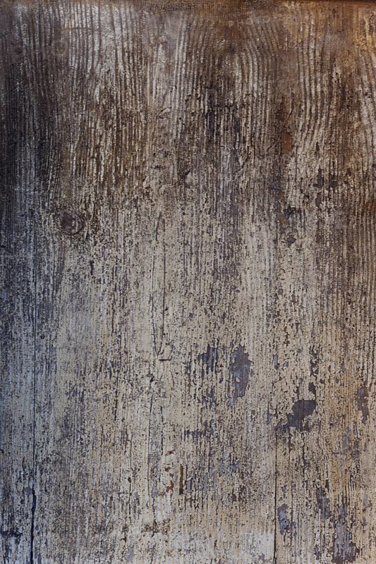Een verouderen houten muur met afbladderende verf en een unieke textuur. De ruimte straalt een rustieke charme uit die de aandacht trekt. Bas Rhin, Alsace, France