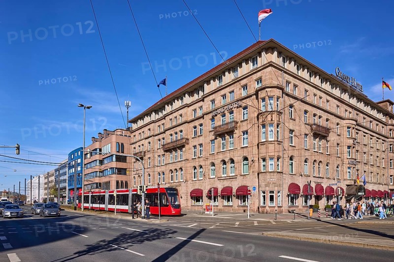 Le Méridien Grand Hotel Nuremberg, historical buildings, Marriott Hotels, lantern, tram, public transport, pedestrians as secondary motif, blue sky, cirrostratus clouds, intersection Königstorgraben with BahnhofstraÃŸe, Nuremberg, Middle Franconia, independent city, Bavaria, Germany