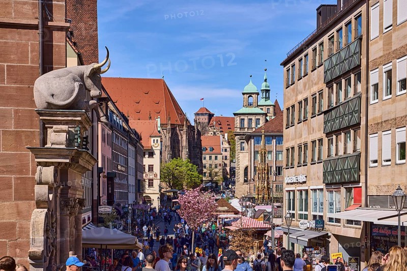 Pedestrian zone, building, fountain, church, town hall, castle, facades, windows, trees, pedestrians as secondary motif, FleischbrÃ¼cke, Schöner Brunnen, St. Sebaldus Church, Kaiserburg, main market, Nuremberg, Middle Franconia, independent city, Bavaria, Germany
