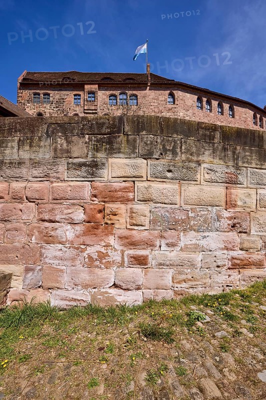 Imperial Castle, sandstone wall, castle wall, castle, flag, blue sky, cirrostratus clouds, Am Ã–lberg, Nuremberg, Middle Franconia, independent city, Bavaria, Germany