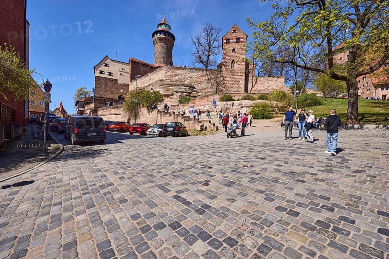 Imperial Castle, St. Walburgis Castle Chapel, Sinnwell Tower, castle, round tower, castle chapel, castle wall, trees, lawn, parking boxes, parking lane, vehicles, pedestrians as secondary motif, blue sky, cirrostratus clouds, intersection BurgstraÃŸe with Am Ã–lberg, Nuremberg, Middle Franconia, independent city, Bavaria, Germany