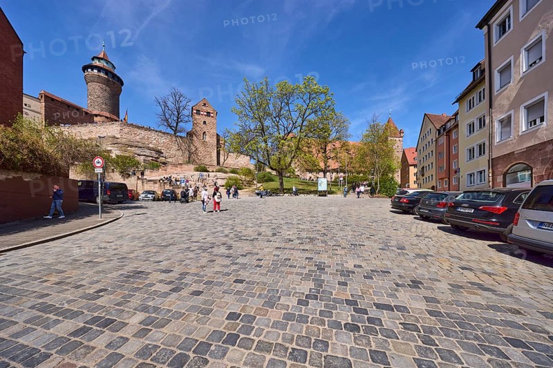 Imperial Castle, St. Walburgis Castle Chapel, Sinnwell Tower, castle, round tower, castle chapel, castle wall, residential buildings, trees, parking boxes, vehicles, pedestrians as secondary motif, blue sky, cirrostratus clouds, BurgstraÃŸe, Nuremberg, Middle Franconia, independent city, Bavaria, Germany