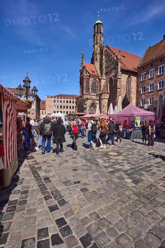Church of Our Lady, church, pedestrian zone, square, historical buildings, market, market stalls, fashion stall, pedestrians as secondary motif, blue sky, cirrostratus clouds, PlobenhofstraÃŸe, main market, Nuremberg, Middle Franconia, independent city, Bavaria, Germany