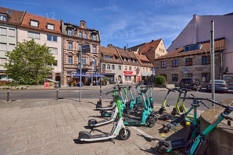 E-scooter in the city, problem, traffic problem, pavement, pavement slabs, tree, blue sky, cirrostratus clouds, intersection Grasersgasse with Dr.-Peter-Schönlein-Platz and Klaragasse, Nuremberg, Middle Franconia, district-free city, Bavaria, Germany