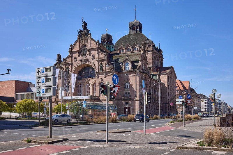 Nuremberg State Theatre, opera and theatre, pedestrian crossing with traffic lights, signpost to the car park, blue sky, cirrostratus clouds, intersection Frauentorgraben with Grasersgasse, Nuremberg, Middle Franconia, independent city, Bavaria, Germany