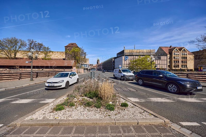 Traffic island, general architecture, Sterntor multi-storey car park, vehicles, trees, city wall, blue sky, cirrostratus clouds, Grasersgasse, Nuremberg, Middle Franconia, independent city, Bavaria, Germany