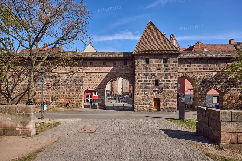 Jakobstor, Spittlertorzwinger, Rotes L, city fortification, city wall, city gate, kennel, trees, blue sky, cirrostratus clouds, Frauentor wall, Nuremberg, Middle Franconia, independent city, Bavaria, Germany