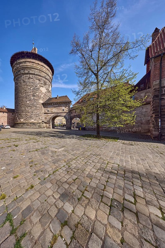 Spittlertorzwinger, Spittlertorturm, Spittlertor, old town, city fortification, city wall, fortified defence tower, city gate, kennel, tree, blue sky, cirrostratus clouds, Nuremberg, Middle Franconia, independent city, Bavaria, Germany