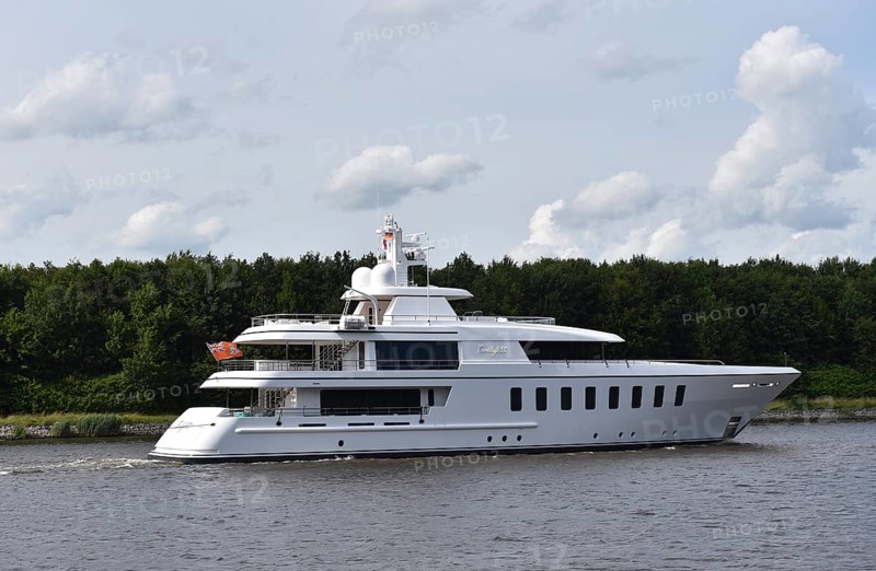 Yacht, luxury yacht FAMILYBILT in the Kiel Canal, NOK, Kielkanal, Kiel Canal, Schleswig-Holstein, Germany