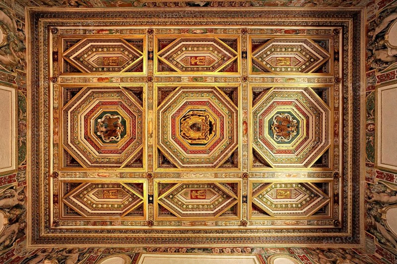 Panelled ceiling with coat of arms in the bedchamber of Cardinal Ippolito II d'Este, Camera del Cardinale, Villa d'Este residential palace, UNESCO World Heritage Site, Tivoli, Metropolitan City of Rome, Lazio, Italy