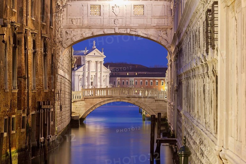 The connection from the Doge's Palace to the new prison, the Bridge of Sighs (Il ponte dei Sospiri), Venice, Veneto, Italy