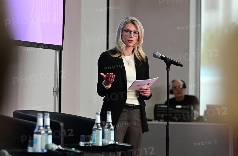 Dr Beatrice John from the consulting firm Adelphi speaks at a panel discussion organised by Springer Nature Wissenschaftsverlag. The topic of the Science on the Spree 2025 event is heat, drought, heavy rain - How do we adapt to the consequences of climate change?
