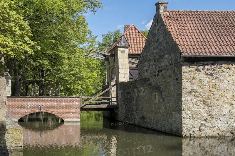 Stone building with tiled roof with a moat and a drawbridge, Burg Vischering, LÃ¼dinghausen, MÃ¼nsterland, North Rhine-Westphalia, Germany