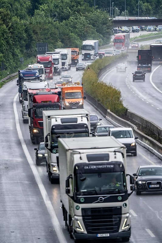 Heavy traffic, mainly lorries, on the A40 motorway near Rheurdt, at the Neufelder Heide rest area, a few kilometres in front of the border with the Netherlands, rainy weather, North Rhine-Westphalia, Germany