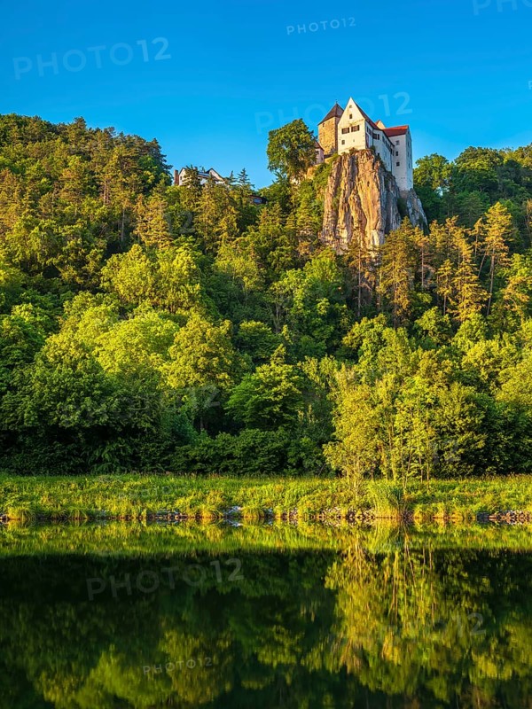 Prunn Castle on a steep cliff above the AltmÃ¼hl Valley in the evening light, reflection in the river AltmÃ¼hl as part of the Main-Danube Canal, near Riedenburg, AltmÃ¼hl Valley nature park Park, Lower Bavaria, Germany