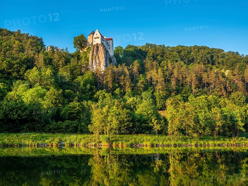 Prunn Castle on a steep cliff above the AltmÃ¼hl Valley in the evening light, reflection in the river AltmÃ¼hl as part of the Main-Danube Canal, near Riedenburg, AltmÃ¼hl Valley nature park Park, Lower Bavaria, Germany