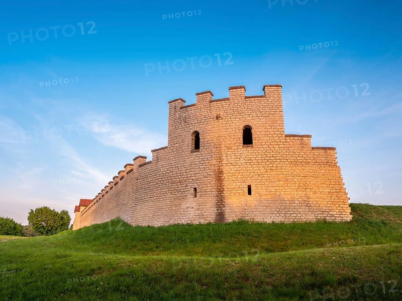Roman fort PfÃ¼nz (Vetoniana) in the evening light, Walting, Upper Bavaria, AltmÃ¼hltal, Bavaria, Germany
