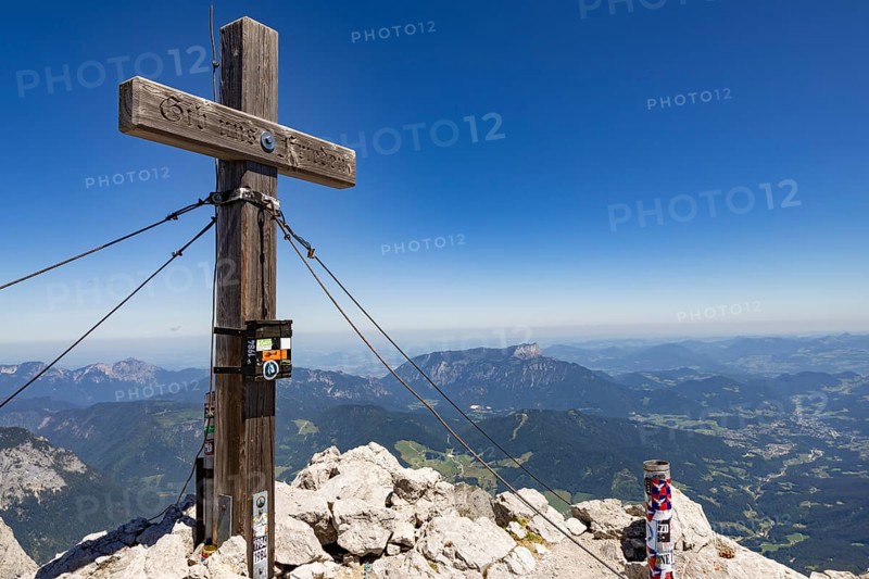 Summit cross of the Hochkalter, behind the Untersberg, Berchtesgaden Alps, Ramsau, Berchtesgaden National Park, Berchtesgadener Land, Upper Bavaria, Bavaria, Germany