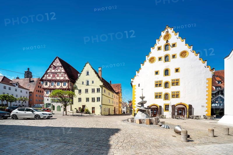 Town houses in the historic old town, on the right the Klösterle with the Dr Oetker fountain, Nördlingen, Bavaria, Germany