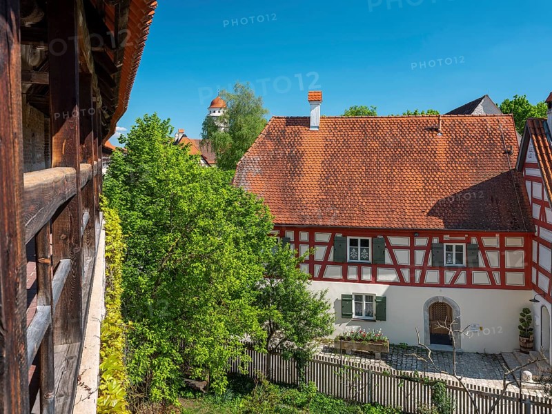 Medieval town wall with battlements and half-timbered house, Löpsinger Mauer, Nördlingen, Bavaria, Germany