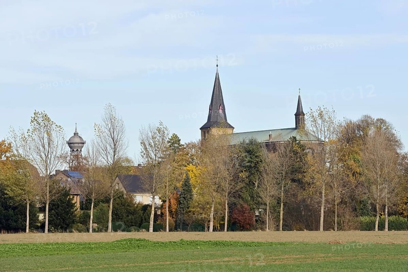 Landmarks... Lank-Latum, district of Meerbusch, Rhein-Kreis Neuss, North Rhine-Westphalia, View over the Pappelallee to St. Stephanus together with the distinctive water tower typical for the townscape, Lower Rhine, Germany, Western Europe