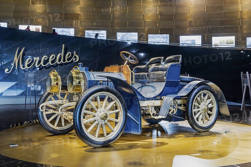 Mercedes-Simplex 40 hp from 1902: The Mercedes-Benz Museum in Stuttgart presents a journey through the automotive history of the global corporation. The history of the Mercedes star begins with the first automobile in 1886. 160 vehicles are on display. Stuttgart, Baden-WÃ¼rttemberg, Germany