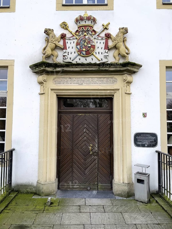 Tor Tor entrance to Borbeck Castle, above it the coat of arms of the Essen Cathedral Chapter with two crossed golden swords, golden star and palm wreath, Essen, North Rhine-Westphalia, Germany, restored in the 18th century by Princess Abbess Franziska Christine von Pfalz-Sulzbach