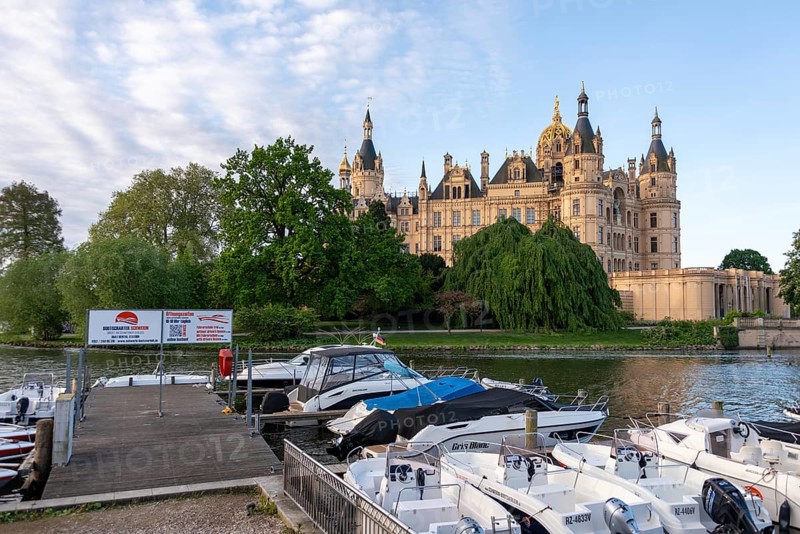 View of Schwerin Castle from the jetty on Lake Schwerin, Schwerin, Mecklenburg-Western Pomerania, Germany