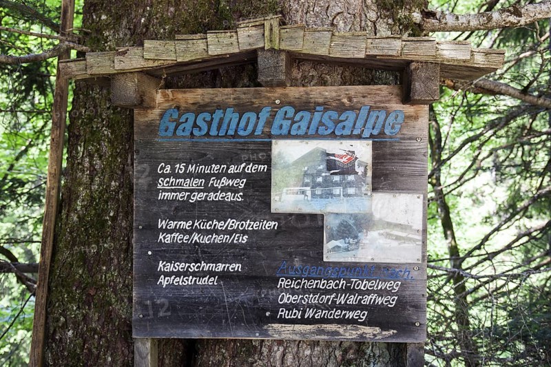 Signpost to the GaiÃŸalpe on the hiking trail from the GaiÃŸalpe to Unterer GaiÃŸalpsee, near Oberstdorf, OberallgÃ¤u, AllgÃ¤u Alps, AllgÃ¤u, Bavaria, Germany