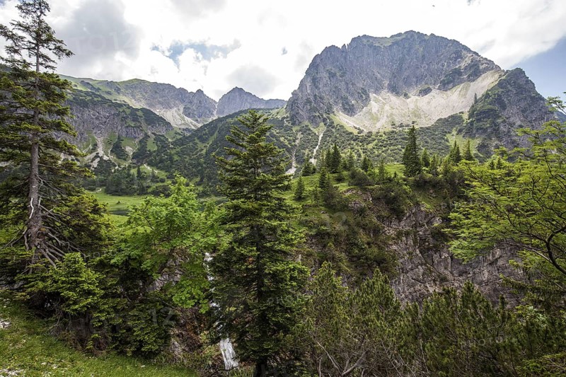 View from the hiking trail from GaiÃŸalpe to Unterer GaiÃŸalpsee, behind Rubihorn, near Oberstdorf, OberallgÃ¤u, AllgÃ¤u Alps, AllgÃ¤u, Bavaria, Germany