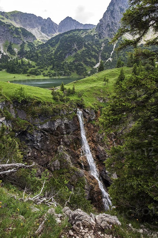 View from the hiking trail from GaiÃŸalpe to Unterer GaiÃŸalpsee, behind GaiÃŸalpsee, near Oberstdorf, OberallgÃ¤u, AllgÃ¤u Alps, AllgÃ¤u, Bavaria, Germany
