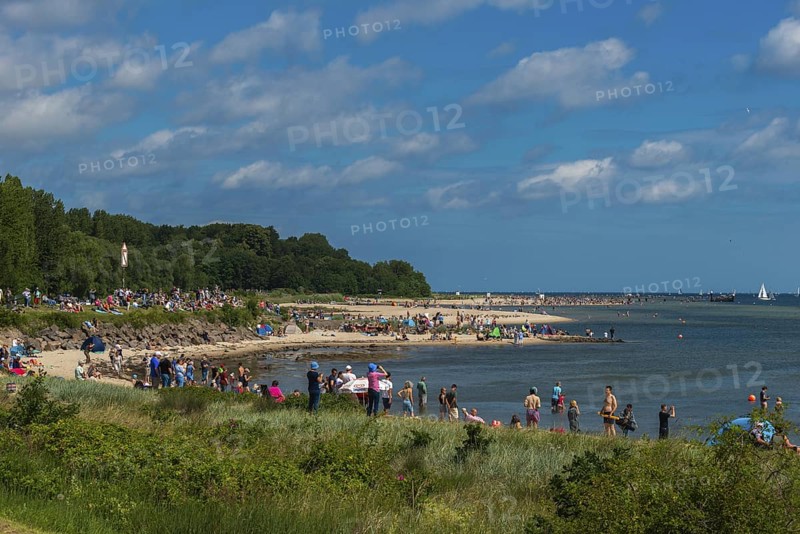 Onlookers of the windjammer parade 2025 on the Kiel Fjord at the end of the Kieler Woche, sailors, Falkensteiner beach life, bathing pleasure, lighthouse, summer weather, sunshine, forest, Kiel, Schleswig-Holstein, Germany