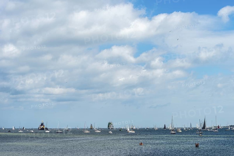 Windjammer Parade 2025 on the Kiel Fjord at the end of Kiel Week, tall ships, three-masters, spectators, Falkensteiner Strandleben, lighthouse, summer weather, sunshine, forest, Kiel, Schleswig-Holstein, Germany