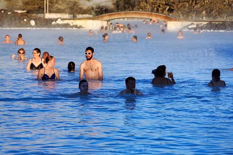 Tourists in thermal bath, outdoor pool, spa, BlÃ¡a LÃ³niÃ°, Blue Lagoon tourist attraction, hot springs, Grindavik, Reykjanes Peninsula, near Reykjavik, Iceland