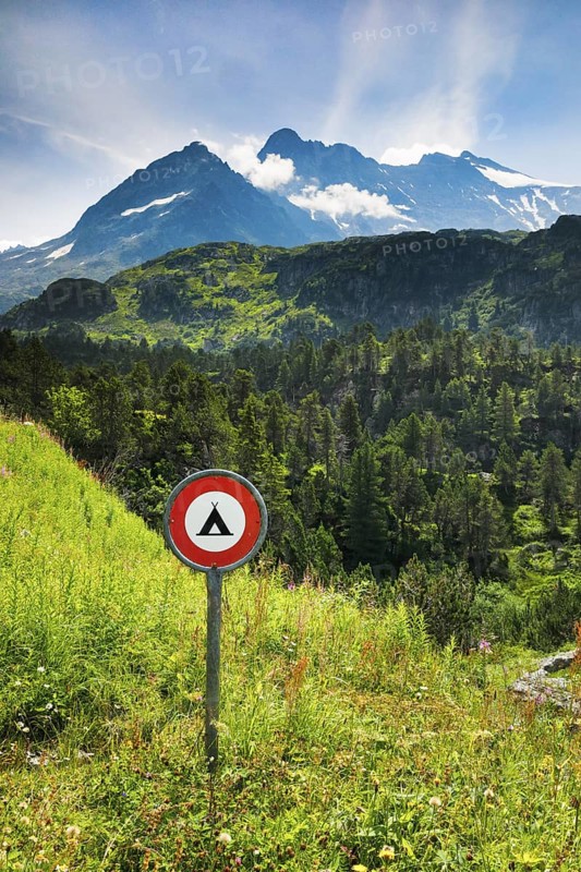 Prohibition sign Camping Verboten im Alpenraum on the Susten Pass with Chli Sustenhorn and Sustenhorn in the background, Switzerland