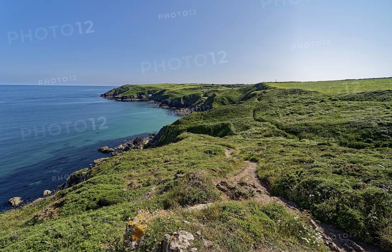 The South-West Coast Path in south-west England, a long-distance footpath in the countryside near the southern tip of Cornwall on the English Channel. Cadgwith, Cornwall, South-West England, Great Britain