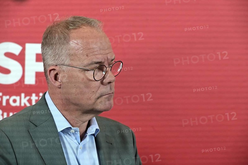 Matthias Miersch, Chairman of the SPD parliamentary group, at the press statement in front of the parliamentary group meeting room in the Reichstag