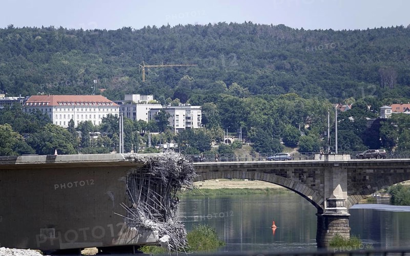 Demolition of the partially collapsed Carola Bridge, condition on 21 June 2025, Dresden, Saxony, Germany