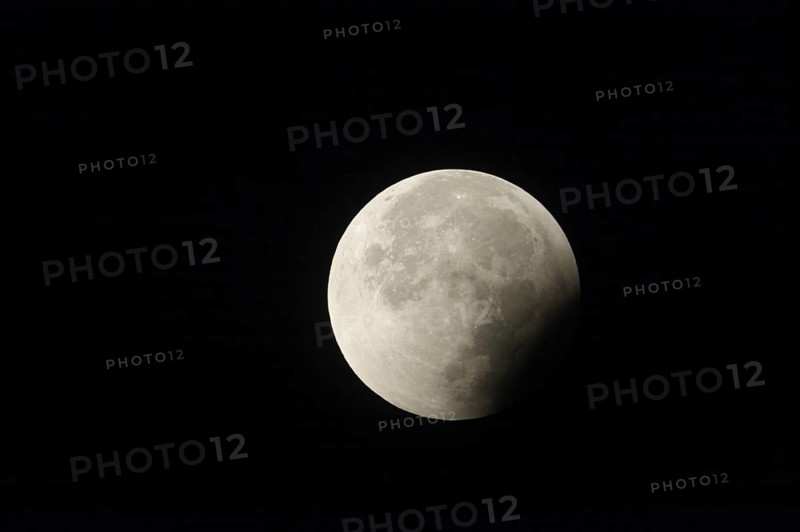 06:21... Super moon (lunar eclipse) over North Rhine-Westphalia on 28 September 2015, full moon at the dissolution of the complete shadowing by the earth's shadow, earth's shadow leaves the full moon, blood moon has lost its orange-reddish colour again, full moon, super moon, strawberry moon, local nature, Meerbusch, DÃ¼sseldorf, Rhineland, Lower Rhine, North Rhine-Westphalia, Germany, Western Europe