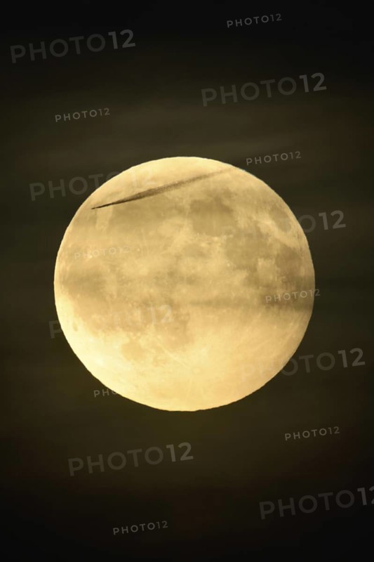 In the night sky... Full moon on an almost starry night, only a few thin clouds obscure the moon, while a distant aeroplane flies past directly in front of the moon, full moon, super moon, strawberry moon, local nature, Meerbusch, DÃ¼sseldorf, Rhineland, Lower Rhine, North Rhine-Westphalia, Germany, Western Europe