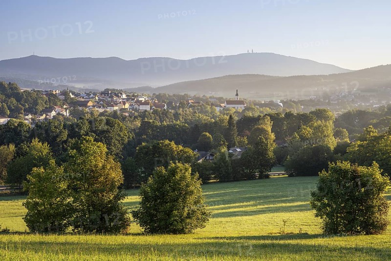 View from the pilgrimage church WeiÃŸenregen over Bad Kötzting to the Hohenbogen (Hoher Bogen) . In the centre right the parish church MariÃ¤ Himmelfahrt. In the morning. Bad Kötzting, District of Cham, Upper Palatinate, Bavarian Forest, Bavaria, Germany