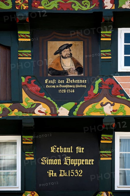 Hoppenerhaus, the most magnificent half-timbered house in the historic centre of Celle with a picture of Duke Ernst the Confessor, detail with painted wood carvings, Celle, Lower Saxony, Germany