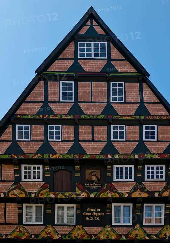 Hoppenerhaus, the most magnificent half-timbered house in the historic centre of Celle with a picture of Duke Ernst the Confessor, Celle, Lower Saxony, Germany