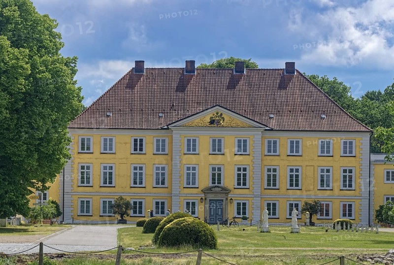 Wotersen Manor, also known as Wotersen Castle, is located in the municipality of Roseburg in the district of Herzogtum Lauenburg in the south-east of Schleswig-Holstein, Germany