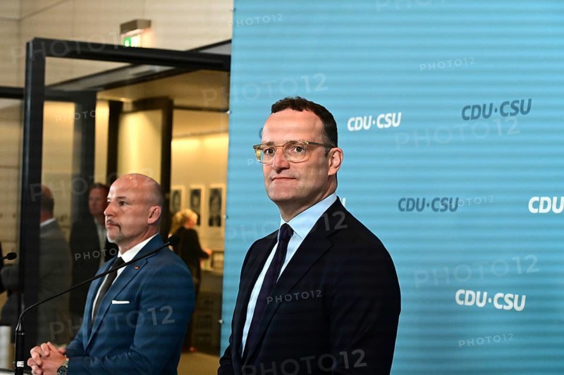 On the right, the chairman of the CDU/CSU parliamentary group, Jens Spahn (CDU), and his deputy Alexander Hoffmann (CSU) at the weekly press statement in front of the parliamentary group meeting room in the Reichstag. This time it was about the expert opinion on the purchase of masks, among other things