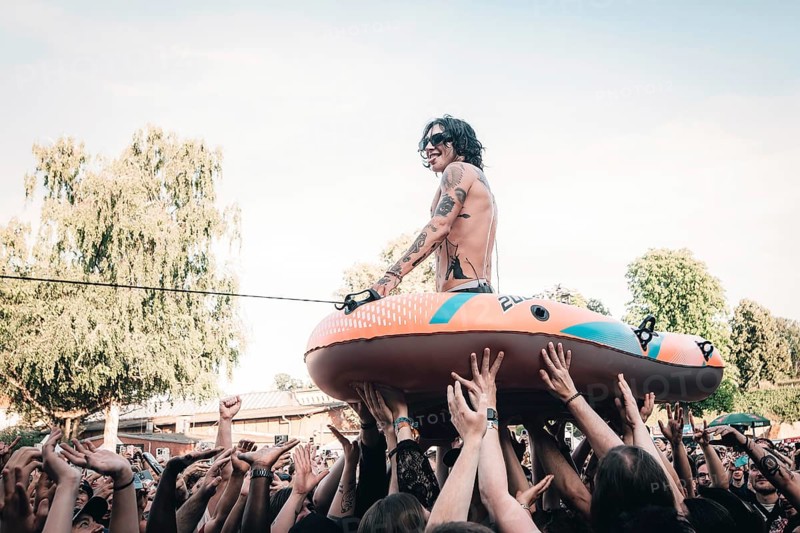 Remington Leith, singer of Palaye Royale on a rubber dinghy live in the Zitadelle Spandau, Berlin, 21/06/2025