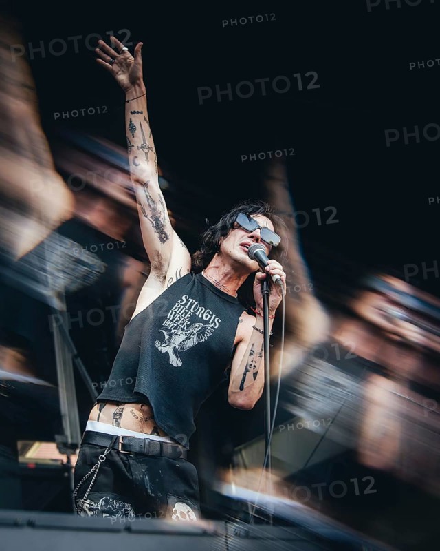Remington Leith, singer of Palaye Royale live at Zitadelle Spandau, Berlin, 21/06/2025 Note: the photo was taken through a prism